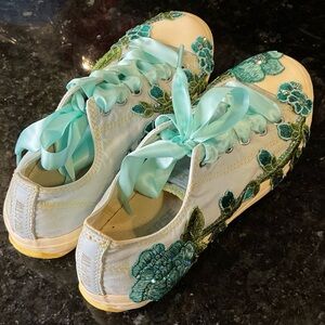 CUSTOM CONVERSE WOMENS SNEAKERS SZ 8 embroidered flowers, Swarovski rhinestones